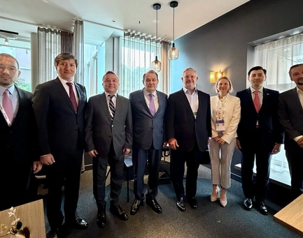 TIF President Holds Meeting with Oppenheimer CEO